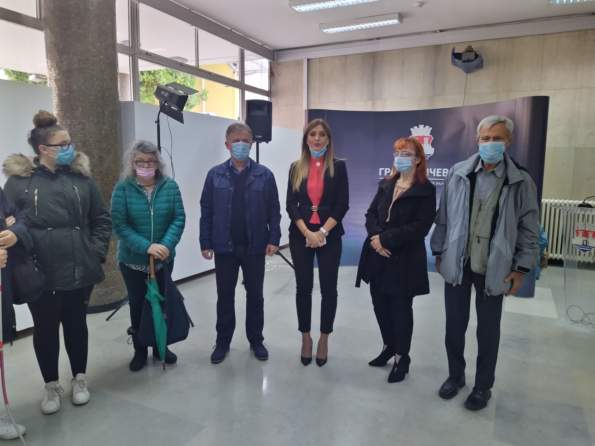 Dragana Kupresanin je u holu pozdravila clanove Saveza Slepih