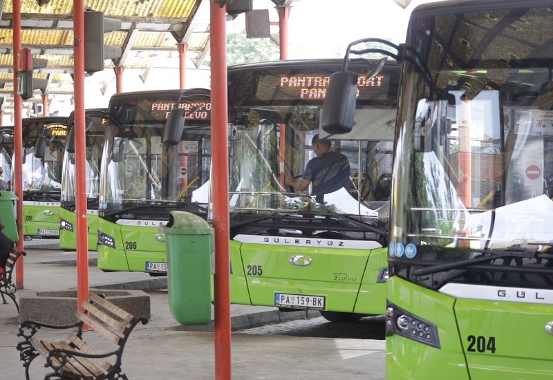 90 pantransport autobusi na stanici