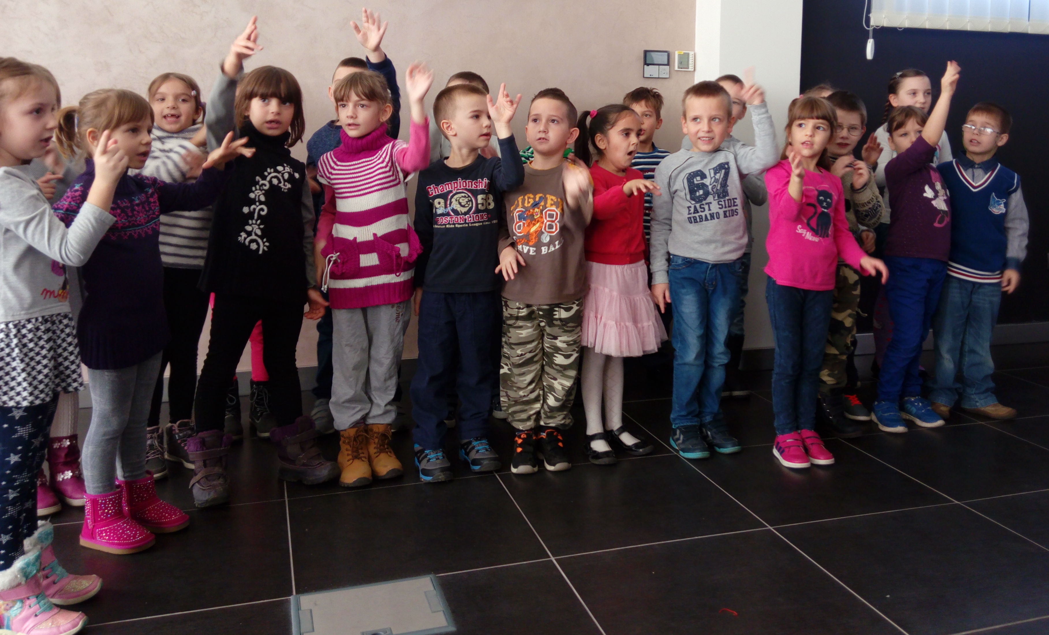deca iz vrtica pripremila su divnu pesmu na znakovnom jeziku