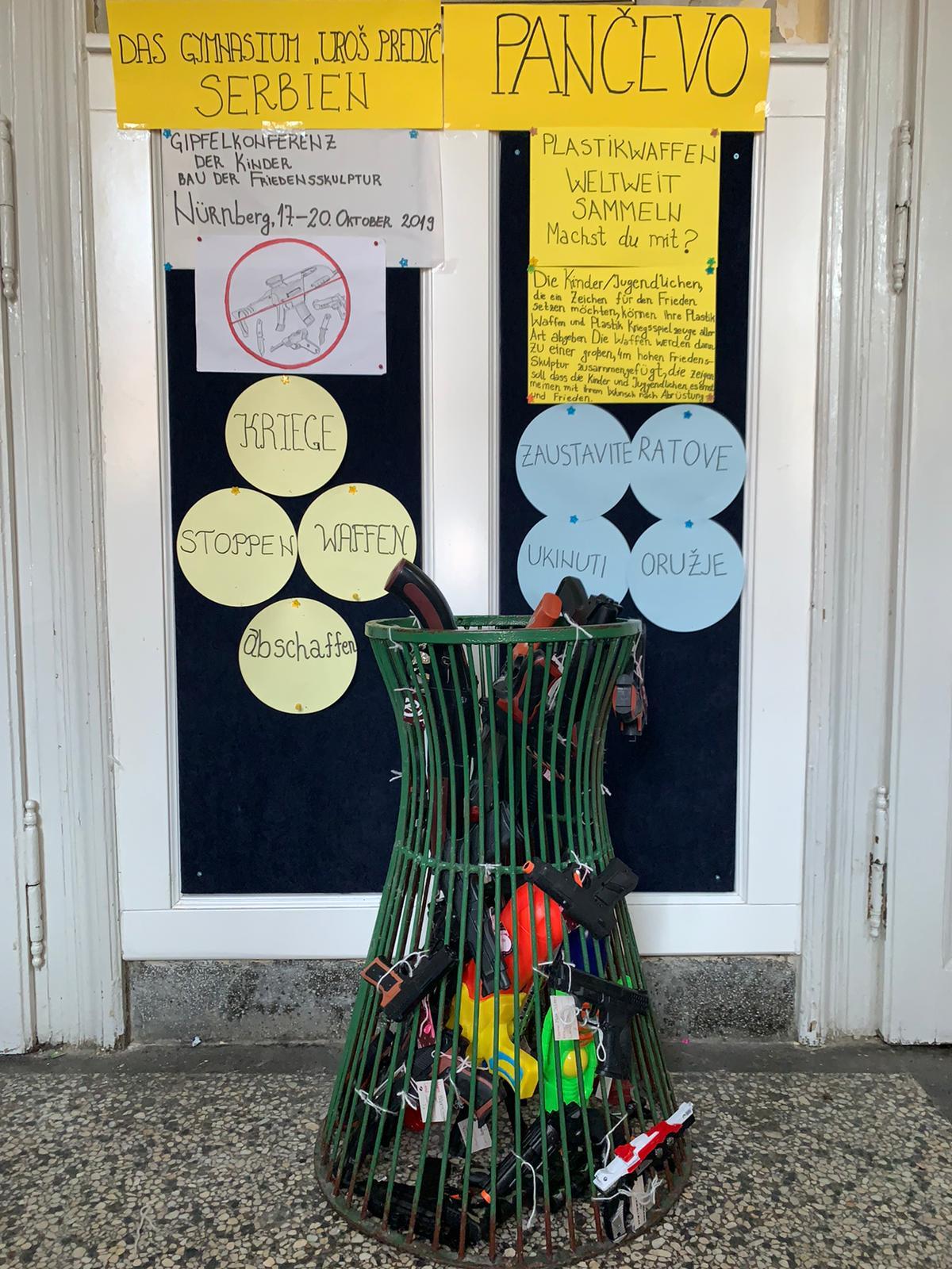 Сакуљање пластичног оружја у Школи