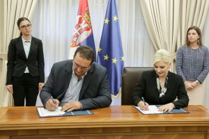 1. Fotografija sa potpisivanja ugovora u Vladi RS Zorana Mihajlović i Milan Crnković 300x200
