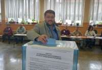Marko Mladenović glasao je na svom biračkom mestu u Jabuci