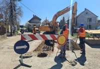 Danas su krenuli radovi na raskrsnici Ulice Bratstva Jedinstva sa Ulicom Janka Čmelika, gde postoji kolektor kišne kanalizacije.
