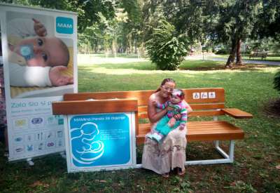 Mame i bebe u Pančevu već su lepo reagovale na postojanje klupe za dojenje u Narodnoj bašti