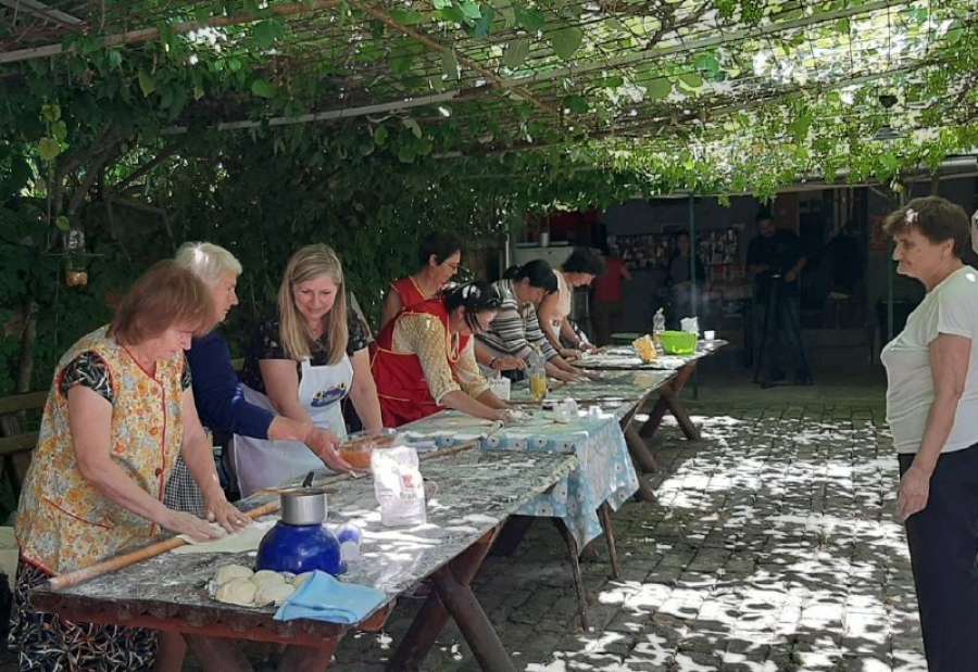 Predstavnice nekoliko udruženja takmičile su se u pravljenju zelnika u Kačarevu