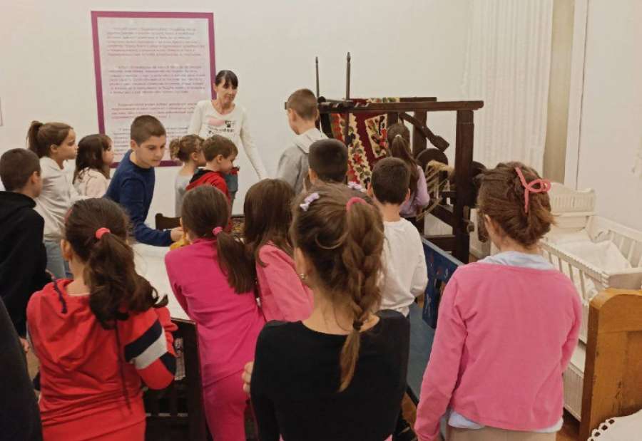 Putem upoznavanja eksponata stalne postavke muzeja na osnovu asocijacija, ključnih pojmova i detalja, saznali su nešto za njih potpuno novo i skriveno