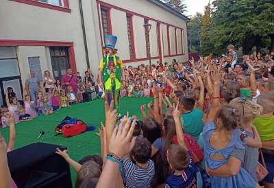 Klovn Šašavko oduševio je mališane okupljene ispred Doma kulture u Omoljici