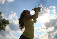 Najbolji način  da ostanete bezbedni je da nastavite da pijete vodu tokom dana i da pratite koliko vode je uneto tokom dana