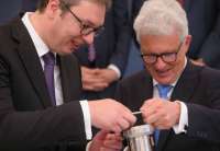 Aleksandar Vučić, predsednik Srbije i Majkl Hankel, položili su vremensku kapsulu u temelje buduće fabrike
