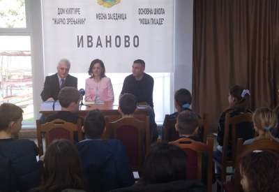 Na promociji su govorili direktor Doma kulture u Ivanovu Marko Guran i Jelena Mrkić, nastavnica srpskog jezika u ivanovačkoj školi