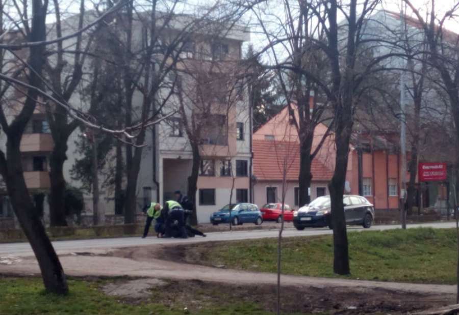Trenutak u kom je policija uhapsila i privela razbojnika, u Ulici Oslobođenja, ispred Ekonomske škole u Pančevu