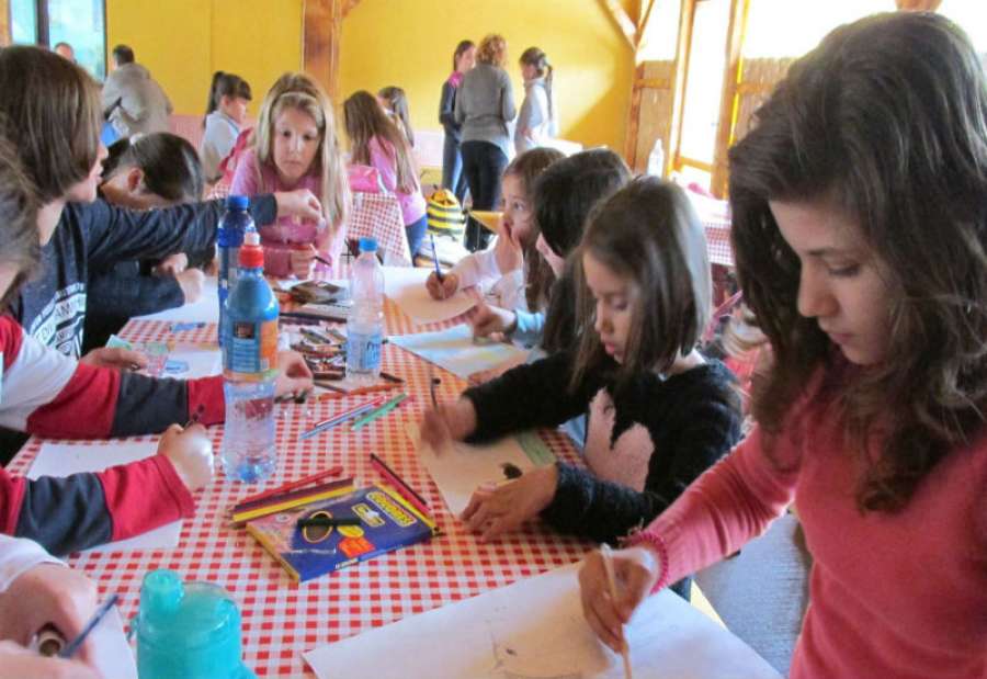 Likovna radionica za decu  organizovana je u toku boravka dece na farmi i u odmaralištu Tamiški konaci 