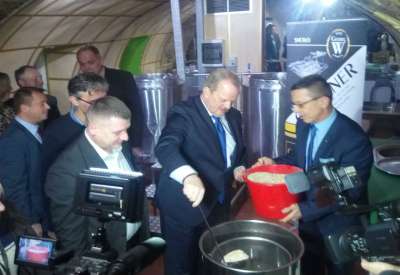 Nj.E. Ambasador Kraljevine Holandije u Srbiji, Henk van den Dool, danas je u nastavku akcije „Sve nas pivo spaja“, skuvao svoje pivo koje će prodati u humanitane svrhe