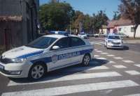 Kolona policijskih vozila danas popodne prošla je kroz Pančevo da bi se zaustavili na platou ispred Vatrogasnog doma u našem gradu