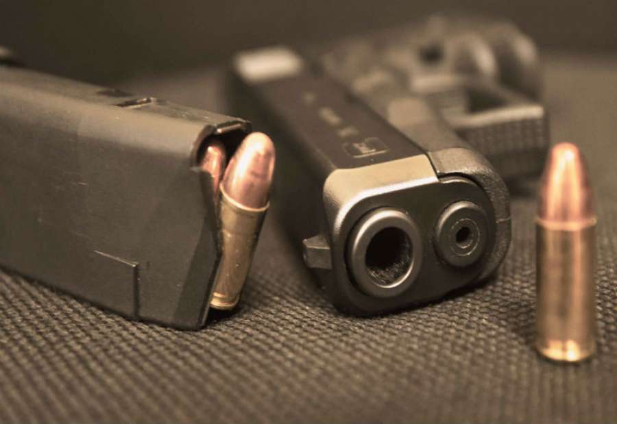 Policija je pronašla pištolj sa natpisom „Sig Sauer“ nepoznatog kalibra i još jedan pištolj sa natpisom „P08“, takođe nepoznatog kalibra