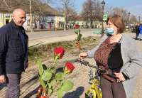 Žene koje su bile u centru Omoljice jutros su dobile po ružu
