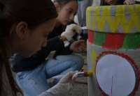 Učenici Osnovne škole „Žarko Zrenjanin“ su iscrtali kante koje se sad nalaze na autobuskim stajalištima