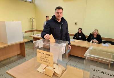 Gradonačelnik Pančeva Aleksandar Stevanović glasao je na biračkom mestu 32 u Pančevu i pozvao građane da izađu na današnje izbore i iskoriste svoje biračko pravo.
