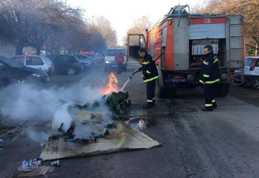 Ponekad i vatrogasci moraju da gase zapaljene kontejnere