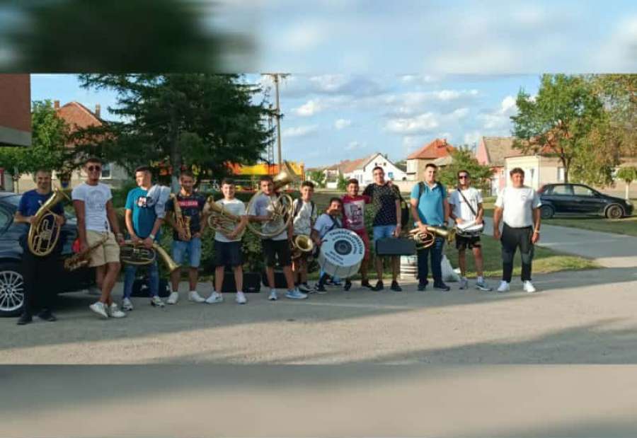 Na fotografiji su članovi orkestra fanfara KUD-a "Aleksandar Sandi Banjaš" Dolovo