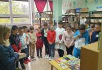 Deca iz vrtića, predškolci i učenici ove škole priključili su se obeležavanju ovog značajnog dana tako što donose pročitane knjige u biblioteku i prilažu ih za tombolu
