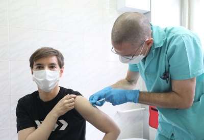 Ana Brnabić prva je danas primila vakcinu protiv virusa kovid 19