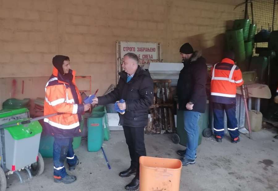 Direktor JKP “Higijene” Mišo Marković sa svojim saradnicima jutros je obišao radne jedinice ovog preduzeća i radnicima podelio perece po običaju koji se neguje u Banatu na današnji dan