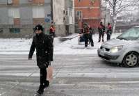 Radnici Higijene čiste sneg sa pešačkih staza i prilaza javnim ustanovama