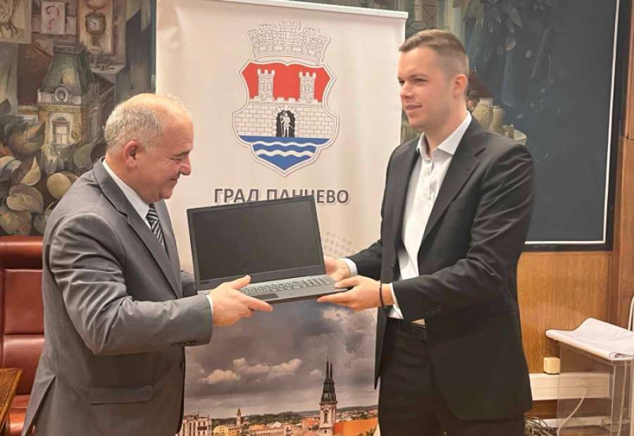 Tigran Kiš u ime Grada Pančeva preuzeo je donaciju u vidu 20 laptopova koje mu je uručio državni sekretar Đorđe Dabić