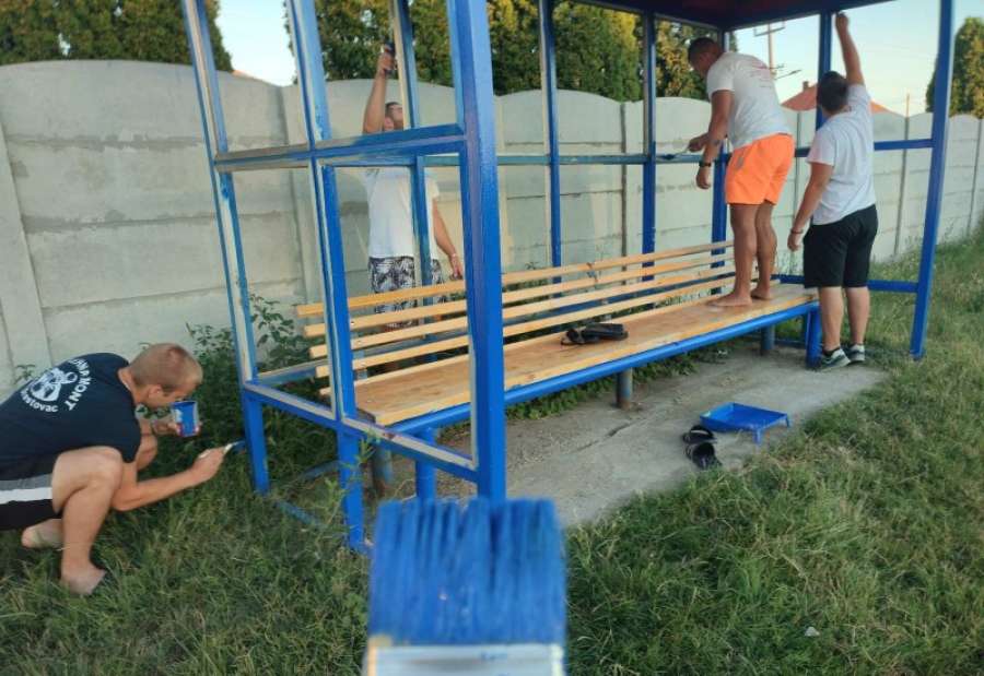Ofarbane su kućice za rezervne igrače na stadionu u Banatskom Brestovcu