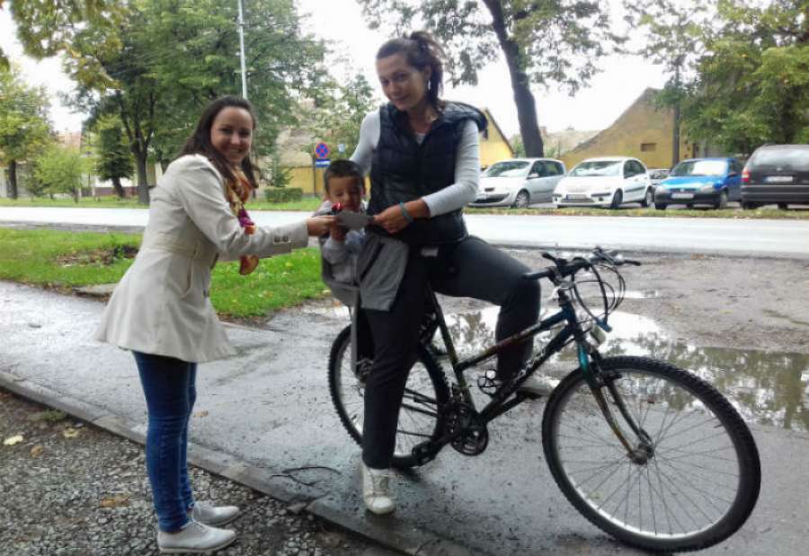 Ovako je bilo prošle godine u Pančevu u akciji besplatne podele svetala za bicikle
