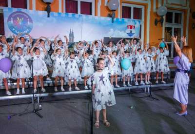 Publika je uživala u poznatim hitovima u izvođenju dečjeg hora Vokal Kids i njihove dirigentkinje Jelene Cvetić