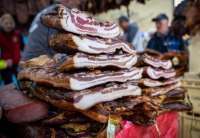 Prodajna izložba slanine i drugih mesnih prerađevina otvorena je svakog dana trajanja manifestacije od 8 do 20 sati