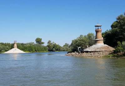 Trenutno su u toku radovi na sanaciji obaloutvrde levog svetionika na ušću Tamiša u Dunav 