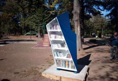 Biblioteka na otvorenom sa solarnim napajanjem prva je ovakve vrste u Srbiji a postavljena je u Narodnoj bašti u Pančevu
