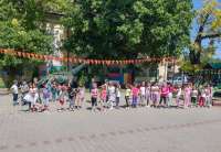 Na radionici deca iz zabavišta su crtala kredom na trgu ispred Doma kulture u Dolovu