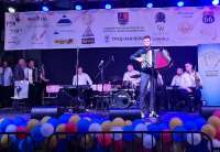 Lazar Stanojević ima 16 godina i iz Beograda je, učenik je drugog razreda srednje muzičke škole u Beogradu gde na harmonici svira klasiku, ali kako kaže, najviše voli da svira tradicionalnu narodnu muziku i od prvog dana učestvuje na festivalu u Ivanovu, a sada je prvi put i pobedio
