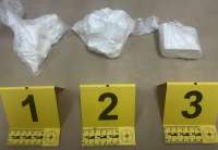 Policija je, u Pančevu, pregledom „pežoa“ kojim je upravljao S. M. pronašla oko 450 grama kokaina, dok je u Kovinu prilikom pretresa stana u kom boravi S. J. pronašla oko 512 grama amfetamina, kao i vagicu za precizno merenje