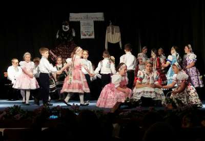 Večeras su pred prepunom salom Spomen doma nastupili najmlađi folkloraši, muška i ženska pevačka grupa, orkestar, kao i prva folklorna postava Đetvana