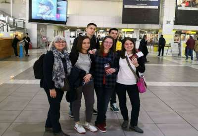 Učenici Gimnazije na aerodromu u Beogradu pred polazak u Japan