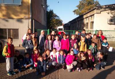 Učenici III-1 razreda osnovne škole u Kačarevu i učiteljica Branka Davidović otputovali su jutros na nagradnu ekskurziju