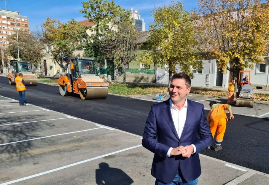 Aleksandar Stevanović, gradonačelnik Pančeva obišao je radove na izlivanju završnog sloja asfalta u prvom delu ulice Cara Lazara koja će od petka biti otvorena za saobraćaj