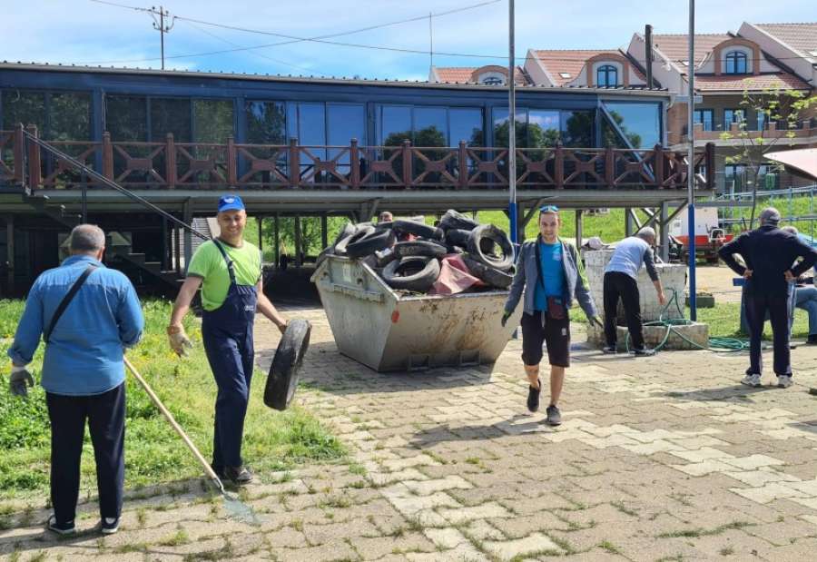 Ribolovci i nautičari danas su čistili priobalje u Pančevu