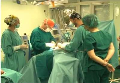 Operacije su izvršene u hirurškoj sali Opšte bolnice u Pančevu, a lekari su je putem video bima pratili u Kulturnom centru u Pančevu