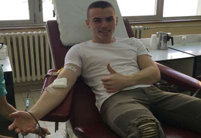 Mladi ljudi s osmehom daju dobrovoljno krv