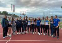 Mlađa juniorska ekipa AK Dinamo Pančevo sa trenerom