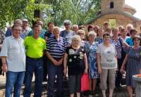 Grupa od 50 aktivnih članova udruženja penzionera u Dolovu okupila se oko crkve Vodice