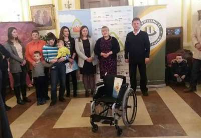 Tim Humanitarne organizacije “Čepom do osmeha” iz Novog Sada danas je uručila invalidska kolica osmogodišnjem Aleksi Drakuliću iz Kačareva