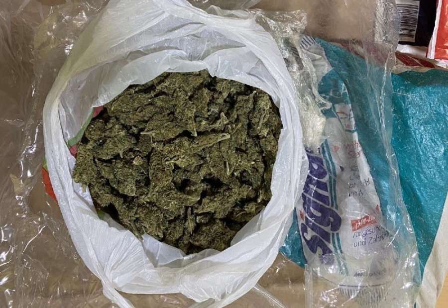 Policija je u Kovinu, kod osumnjičenog pronašla kesu u kojoj se nalazilo oko 1,3 kilograma materije za koju se sumnja da je marihuana