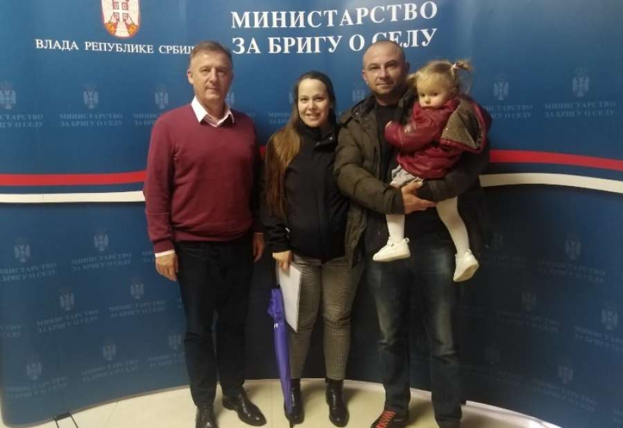 Porodica Stevanović – Tomić će od sad imati stalno prebivalište u Glogonju zahvaljujući bespovratnim sredstvima za kupovinu kuće s okućnicom